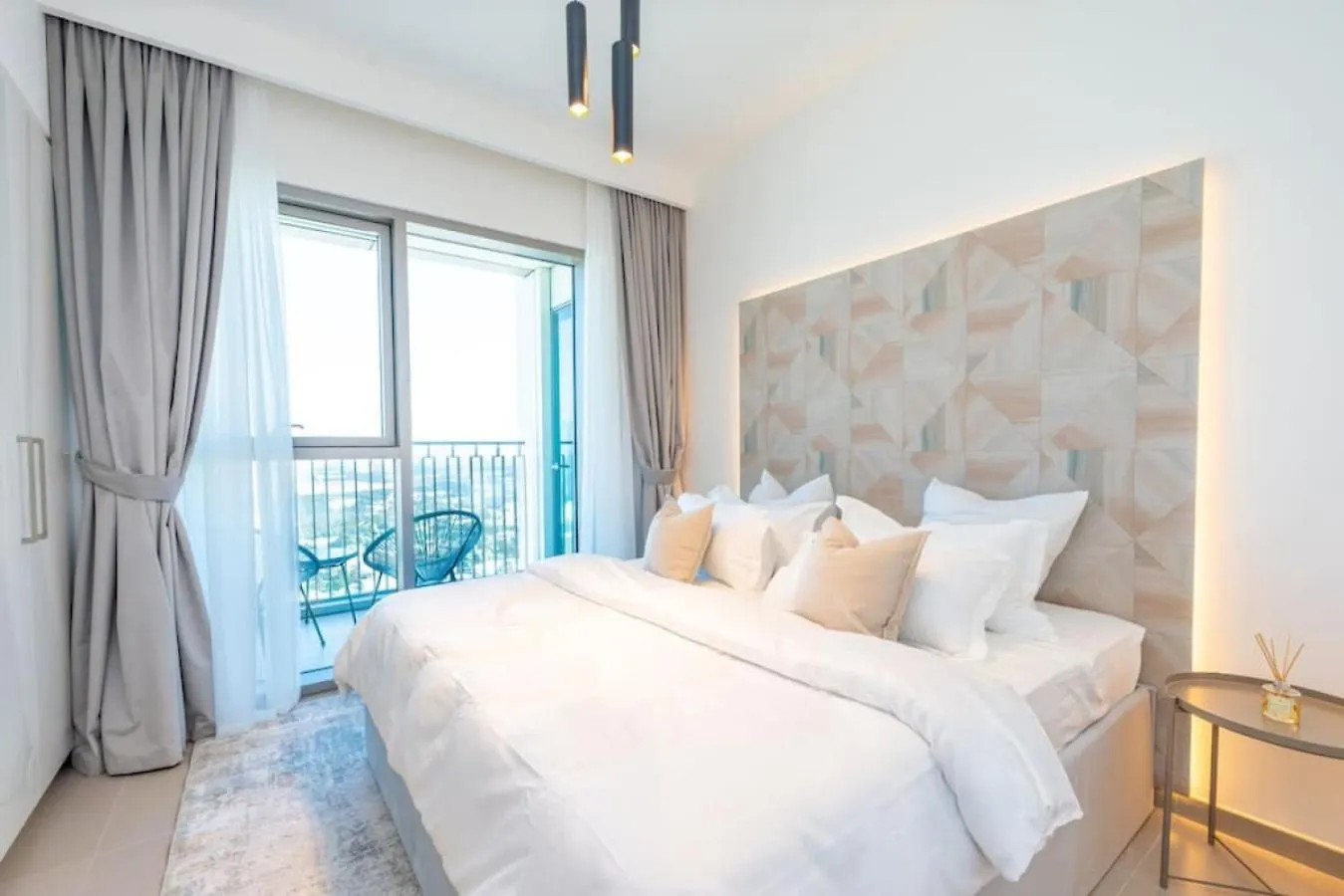 The Legend Fashionable 2 Bed Apartment In Downtown Dubai